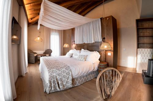 普埃尼亚戈Conti Thun Wine Resort的一间卧室,卧室内配有一张大床