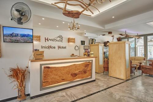 阿凯松Iniohos Zante Hotel & Suites的一间商店,里面设有大型木制壁炉
