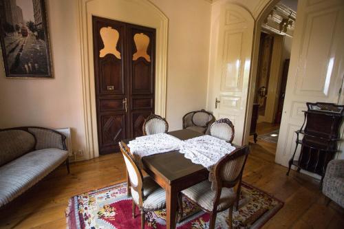 比于卡达Büyükada Anastasia Meziki History Mansion的一间带桌椅和门的用餐室