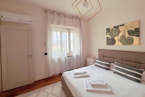 阿尔巴La casa di Paola e Betti的一间卧室配有一张床,上面有两条毛巾