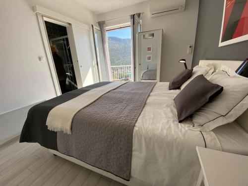 扎通Villa Ansay with heated Swim Spa pool and sea view的一间卧室设有一张大床和大窗户