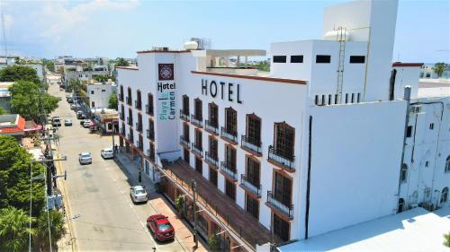 普拉亚卡门Hotel Colonial Playa del Carmen的建筑一侧有标志的酒店