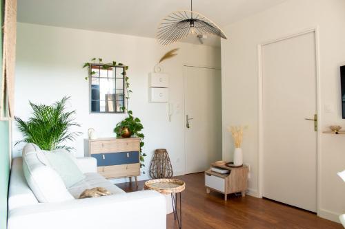 图卢兹Appartement Tolosa的客厅配有白色的沙发和桌子