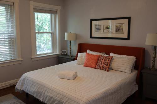 华盛顿3 Level 4 Bedroom Home w/ Parking in Adams Morgan的一间卧室配有一张带枕头的大床