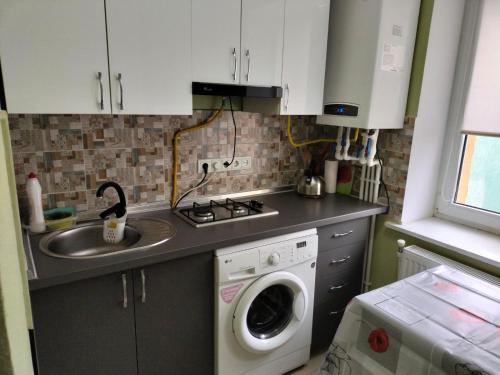 索罗卡Vitalie Lohov的厨房配有水槽和洗衣机