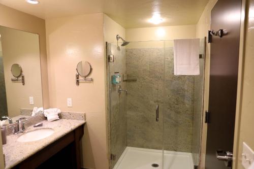 Tuolumne黑橡树赌场度假酒店的带淋浴和盥洗盆的浴室
