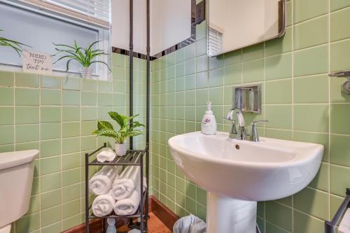贝德福德Cozy Pennsylvania Retreat Near Hiking and Golfing!的浴室设有水槽、卫生间和绿色瓷砖。