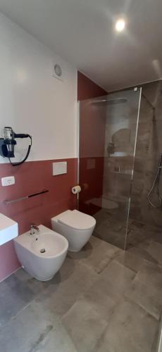 皮耶韦利古雷Locanda Göghin的浴室配有卫生间、淋浴和盥洗盆。
