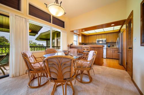 拉海纳毛伊岛卡普鲁亚别墅公寓式酒店的厨房以及带桌椅的用餐室。
