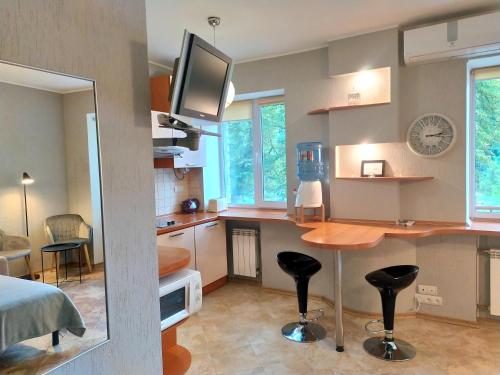 基辅Great view apartaments near Lavra的客房设有带桌子和书桌的厨房。