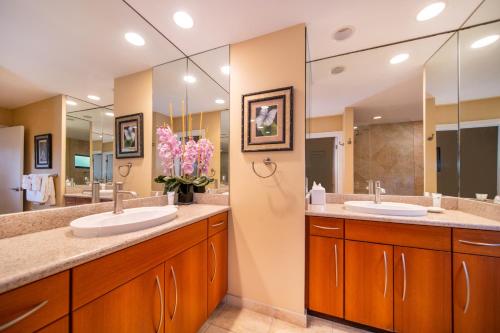 拉海纳毛伊岛卡普鲁亚别墅公寓式酒店的浴室设有2个水槽和2面镜子