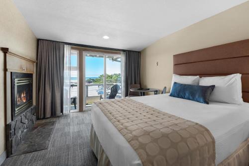 卡农海滩威赛德旅馆的酒店客房配有一张床和一个壁炉。