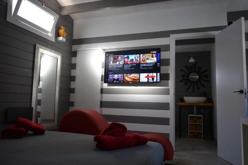 特尔德Chalet Puerto Escondido的卧室配有一张床,墙上配有电视。