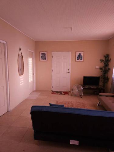 Pointe MichelSunset Breeze的带沙发和白色门的客厅