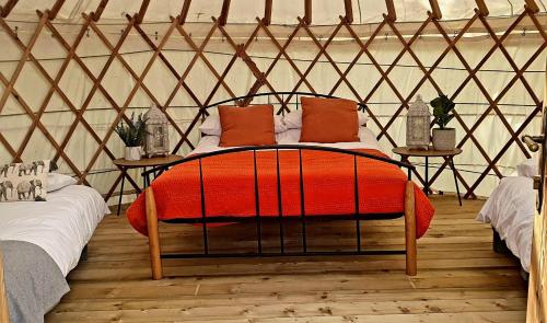 塔洛The Wood Yurt的蒙古包内一间卧室,配有一张床