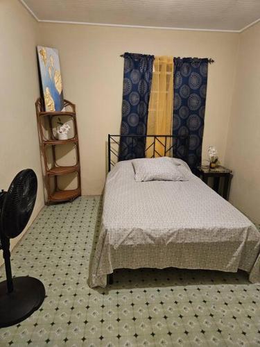 Pointe MichelSunset Breeze的一间卧室配有一张床和一把椅子