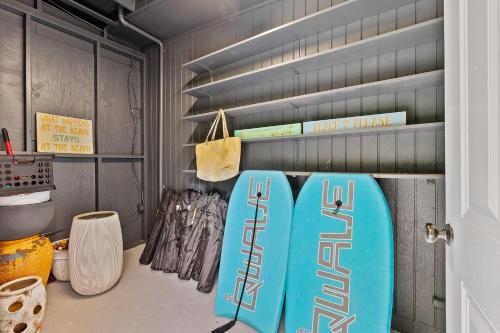 圣奥古斯丁Cabana Isla- Hot Tub- Boat RV- Mins to DT & Beach的架子上有两个蓝色冲浪板的房间