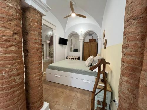 巴达霍斯Atocha Boutique Badajoz的一间卧室配有一张床和吊扇