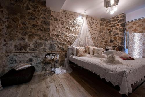LílaiaLilaia's View的一间卧室设有一张床和石墙