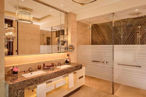 阿斯塔纳阿斯塔纳丽思卡尔顿酒店的一间带两个盥洗盆和淋浴的浴室