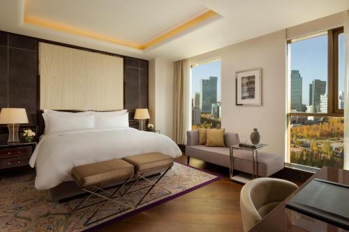 阿斯塔纳阿斯塔纳丽思卡尔顿酒店的一间卧室设有一张大床和一个大窗户