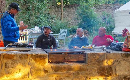 塔洛The Log Cabin @ The Old Forge Glamping的一群人坐在火坑周围
