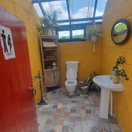塔洛The Log Cabin @ The Old Forge Glamping的一间带卫生间和水槽的浴室