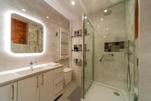 罗兹Lodz4u - Premium Apartment - PIOTRKOWSKA - Garaż - Swiatłowód的带淋浴和盥洗盆的浴室