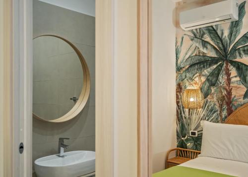 阿格罗波利B&B Oasi Rooms的一间带水槽和镜子的浴室