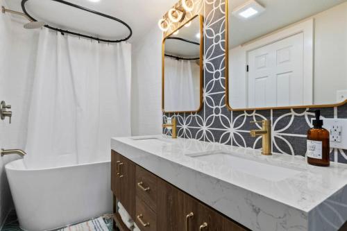 South Salt LakeAmazing New Condo Great Location ! Sugarhouse的一间带水槽和镜子的浴室