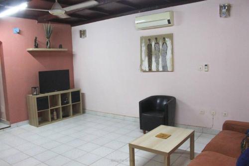 博博迪乌拉Ranya的客厅配有沙发和桌子