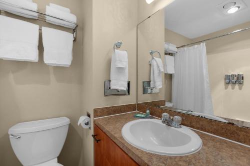 卡农海滩威赛德旅馆的一间带水槽、卫生间和镜子的浴室