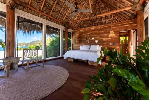 Tortola IslandThe Aerial, BVI All-Inclusive Private Island的一间卧室设有一张床和大窗户