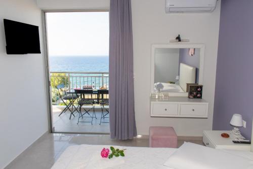 帕诺尔莫斯雷斯蒙Akontio Apartment with Sea View的卧室设有海景阳台。