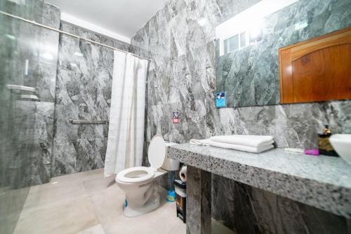 阿约拉港Patty House Galapagos的浴室配有卫生间、盥洗盆和淋浴。