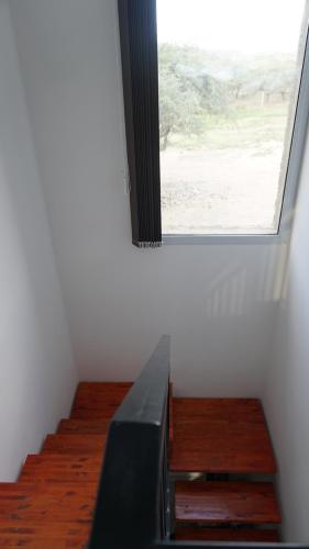 波特雷罗德洛斯弗内斯MONTEARENA POTRERO DE LOS FUNES的客房设有窗户和楼梯间