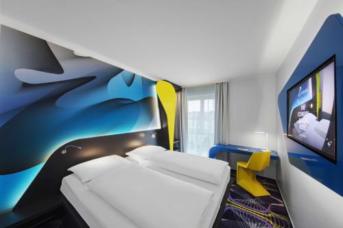 爱尔福特prizeotel Erfurt-City的一间酒店客房,配有一张床和一台电视