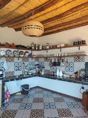 DeminaDar Aya Dmina的一间铺有瓷砖地板并配有天花板的厨房