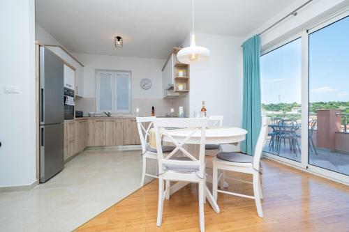 萨利Apartments by the sea Sali, Dugi otok - 19880的厨房以及带桌椅的用餐室。