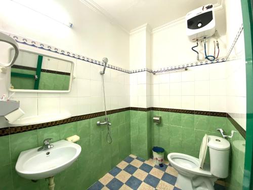 下龙湾Alex Hostel的一间带卫生间和水槽的浴室
