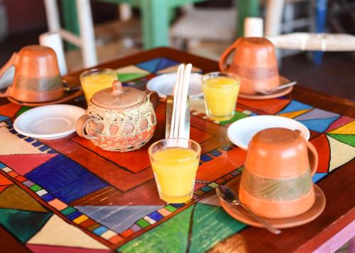 塔菲德尔瓦勒塔菲旅馆的一张木桌,上面放有盘子和橙汁杯