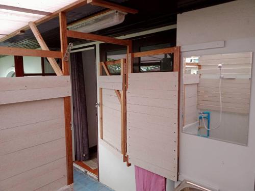 曼谷年轻美丽旅馆的一间房子里设有淋浴和门的房间