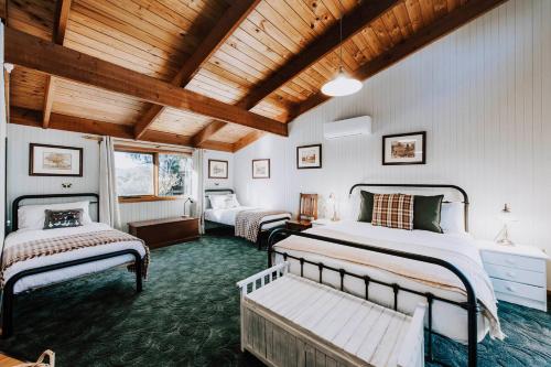 EurundereeIlkley House - A Refreshing Family Rural Getaway的一间卧室设有两张床和木制天花板