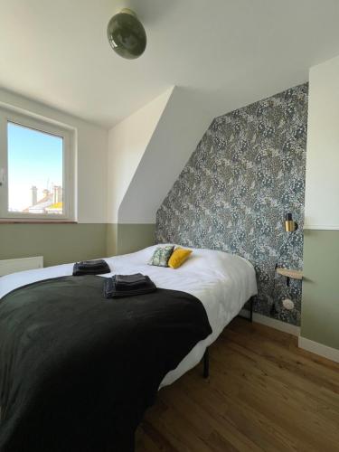 加来TheLighthouse Logement cozy idéalement situé的一间卧室设有一张大床和一个窗户。