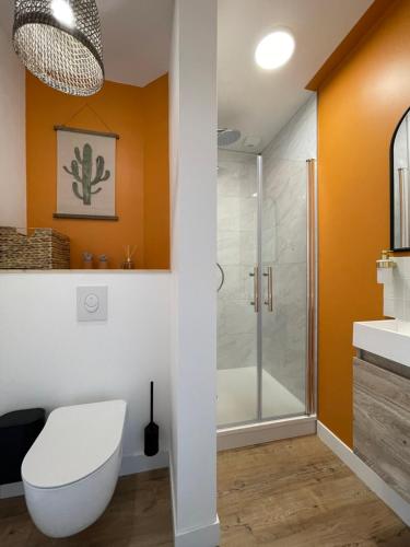 加来TheLighthouse Logement cozy idéalement situé的浴室配有白色卫生间和淋浴。