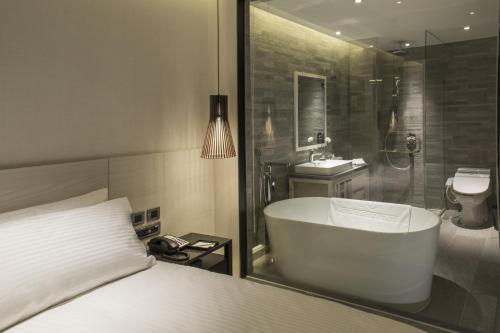 台北豪景大酒店新馆的带浴缸和盥洗盆的浴室
