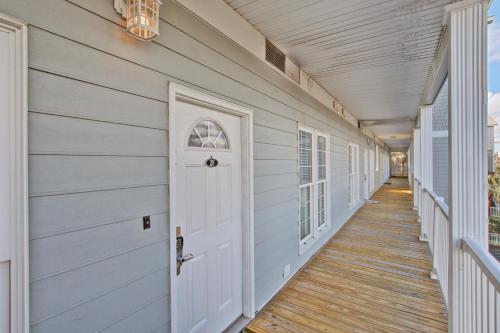 富丽海滩Pavilion Watch #2F的一条带白色门的房子的走道