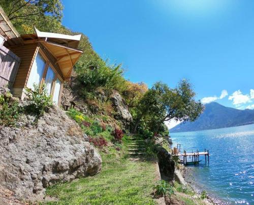 圣马科斯拉拉古纳Baba Yaga Atitlan的水边悬崖上的房屋