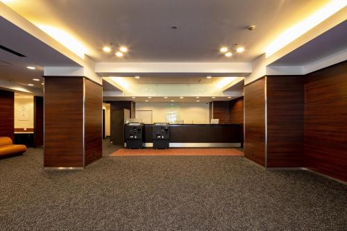熊本熊本东急REI酒店的空的大堂设有木板和一个大房间