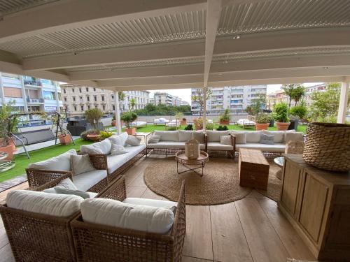 佩斯卡拉MYHOME 75 Premium Luxury B&B的大楼内的大型客厅配有沙发和椅子